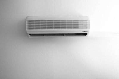 室內年輕男技師清潔空調機 專業、細致與健康的守護